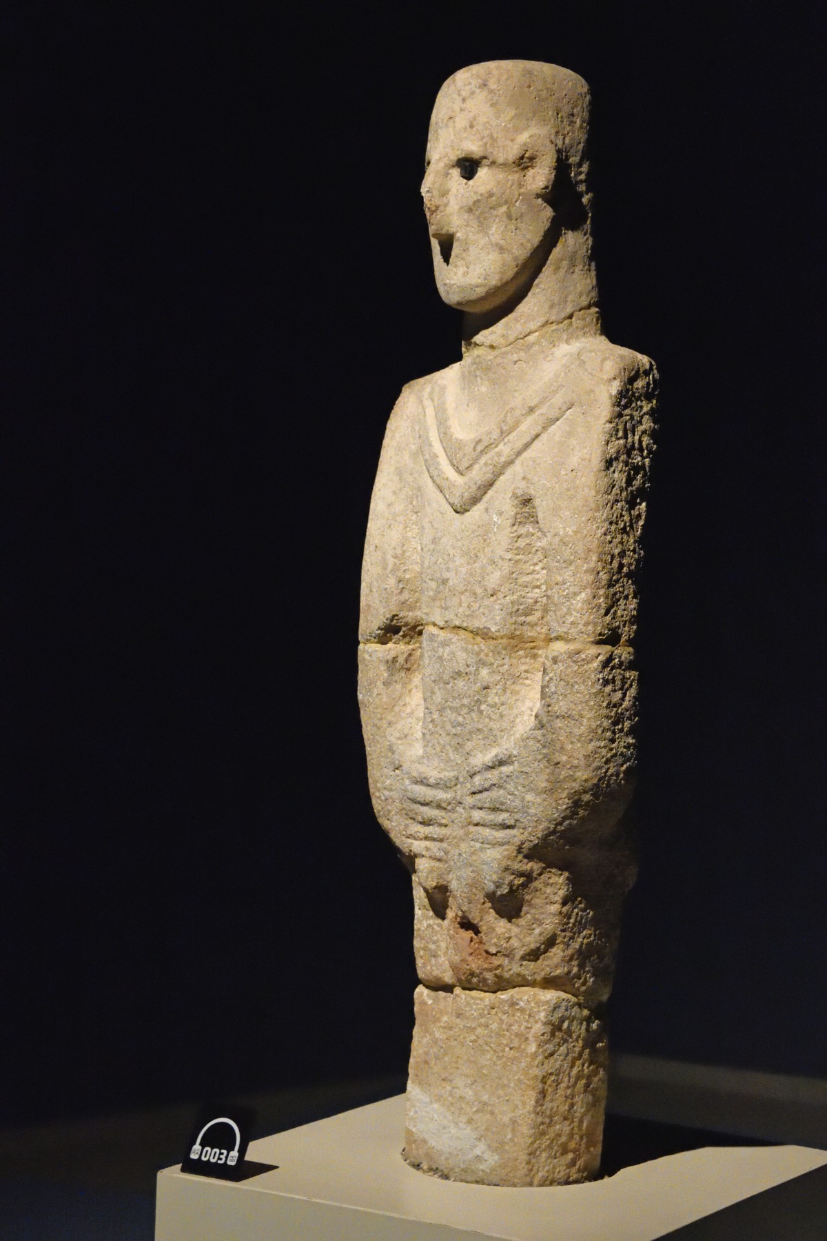 Urfa Man in the Şanlıurfa Archaeology Museum, photographed on 20 September 2019. The statue was found at Yeni Mahalle in Urfa, not Göbekli Tepe. Facial features, eyes and hands are visible; a mouth and separate legs are not represented