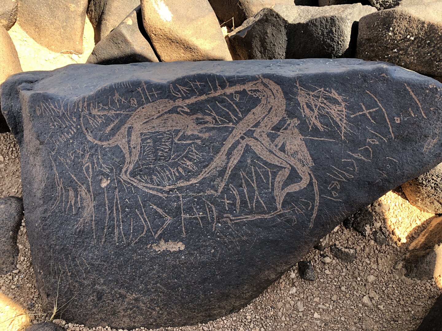 نقش BES19s 77.1، فرع وادي الخضري، المفرق، الأردن. تحفظ قراءته استدعاء اللات ثم الله. هذه صورة للحجر والكتابة؛ لا نعرّف رسومه الحيوانية والبشرية بوصفها صوراً للمعبودين. الأصل محفوظ بلا قص أو تعديل