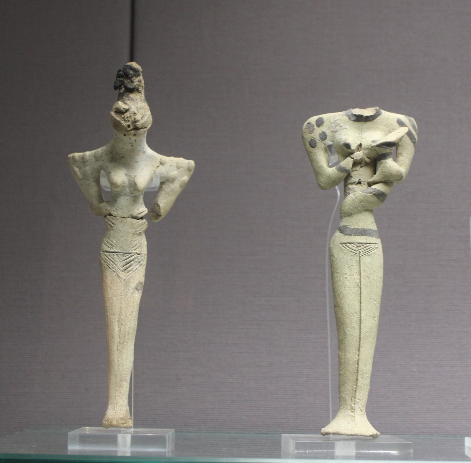 Two female Ubaid figurines from Ur; British Museum, 122872 and 122873. At right, a nursing woman whose head is missing. Photograph: Zunkir, CC BY-SA 4.0; appearance alone does not establish identity