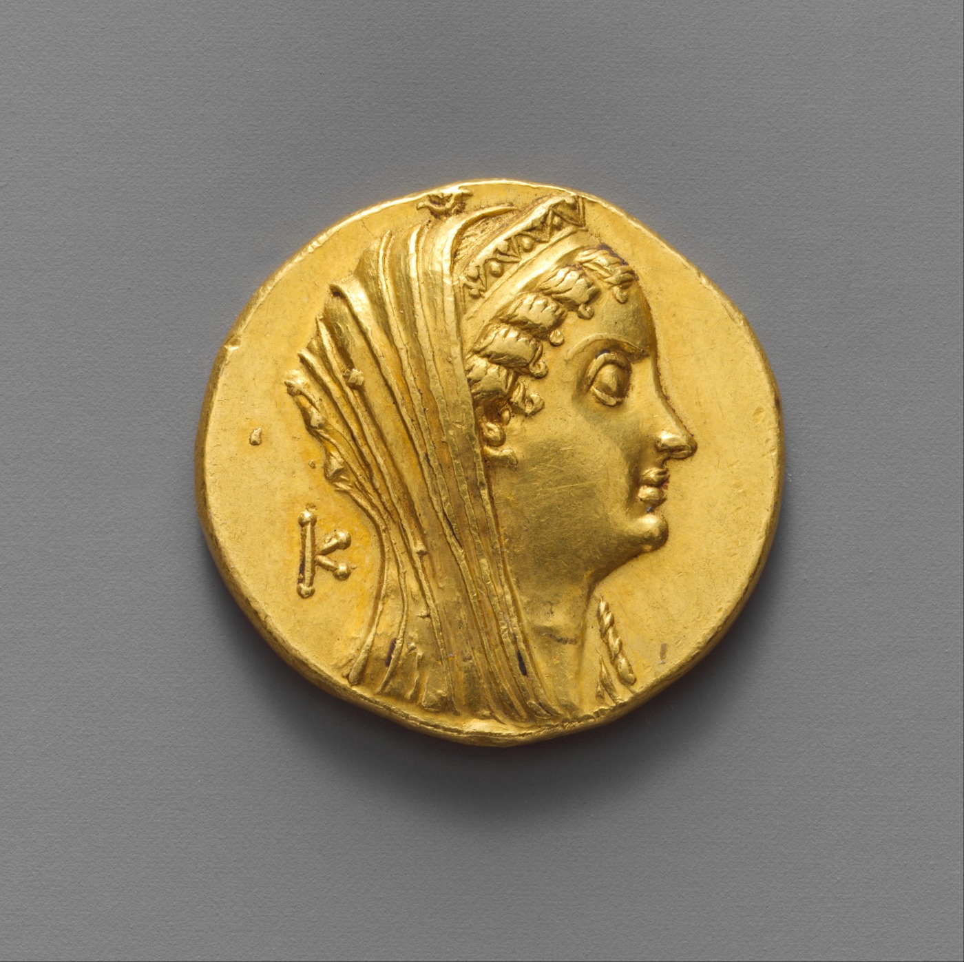 Gold coin of Ptolemy II, Alexandria, ca. 261–246 BCE; the illustrated obverse bears Arsinoe II’s head. Context for Hellenistic Egypt, not a portrait of Philo or proof of a Torah translation commission. [24]