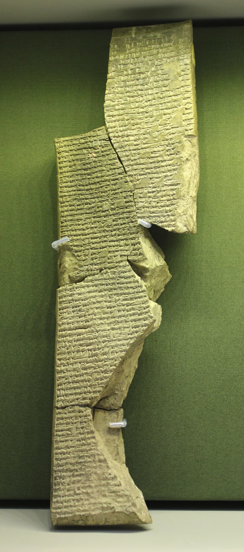 لوح من إنوما إيليش، K.3473، من نينوى، العصر الآشوري الحديث؛ المتحف البريطاني. شاهد على تداول القصيدة، وليس تاريخ أول تأليفها