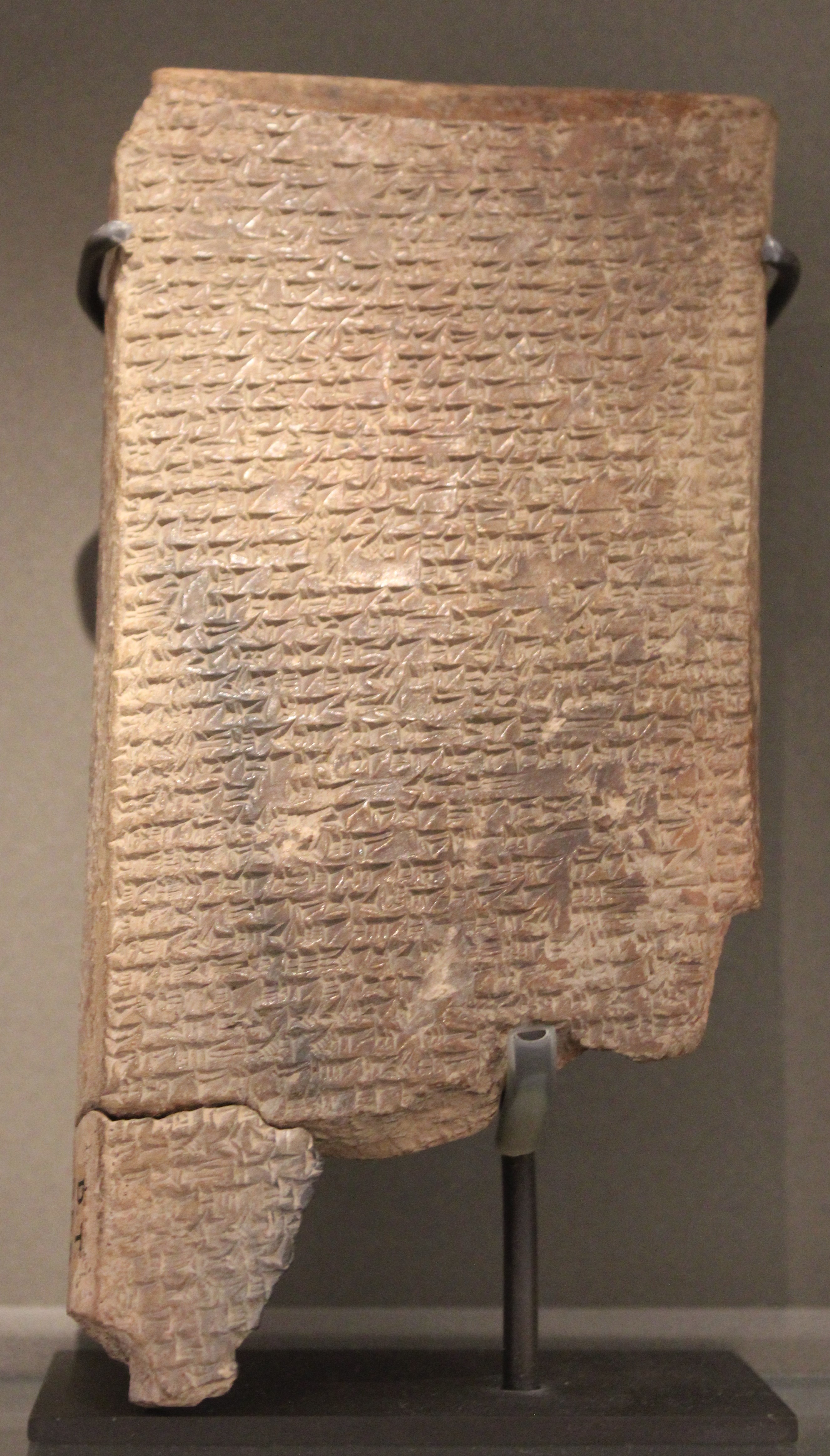 K.2518+DT.358 from Nineveh, a later, approximately seventh-century BCE witness to tablet II of Ludlul bēl nēmeqi, not the poem’s autograph. British Museum collection, displayed on loan at the Louvre. Photograph by Zunkir, 2020, CC BY-SA 4.0 via Wikimedia Commons; original image used without modification