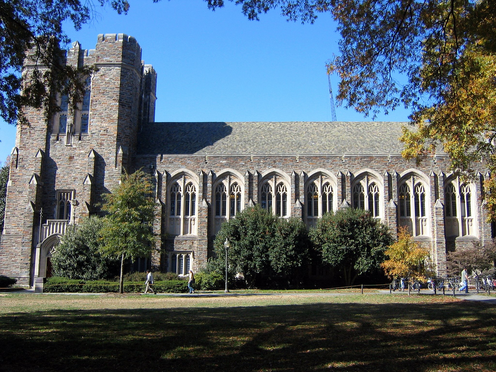 La bibliothèque Perkins de l’Université Duke, aux États-Unis, dans une photographie datée du 10 novembre 2006 par la source. Elle montre une partie du cadre universitaire associé aux travaux de Marc Zvi Brettler sur les études juives et la Bible hébraïque