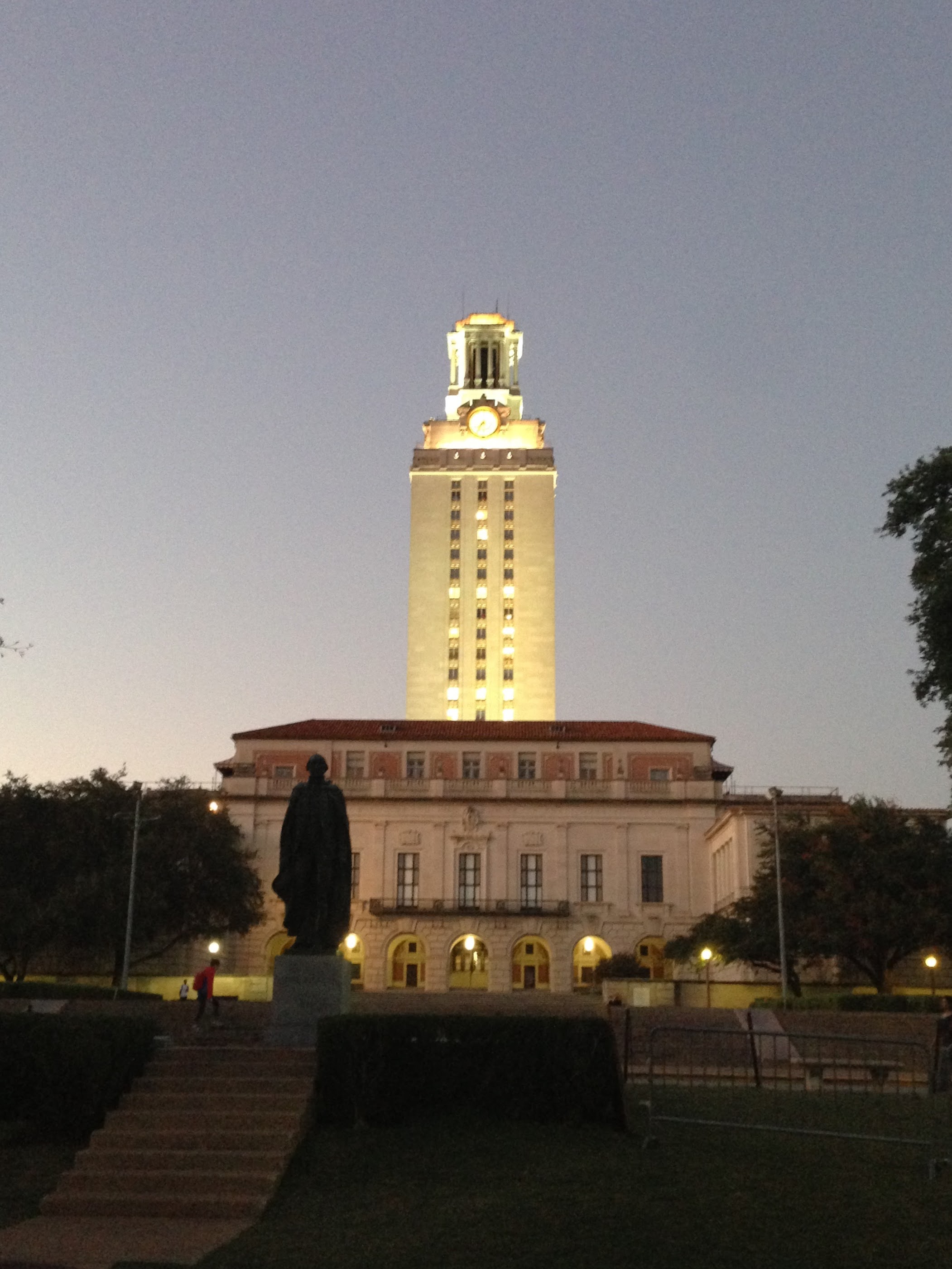 La tour du bâtiment principal de l’Université du Texas à Austin au crépuscule, datée du 29 septembre 2013 par les métadonnées. La photographie situe l’université où Bruce Wells étudie le Proche-Orient et le droit ancien