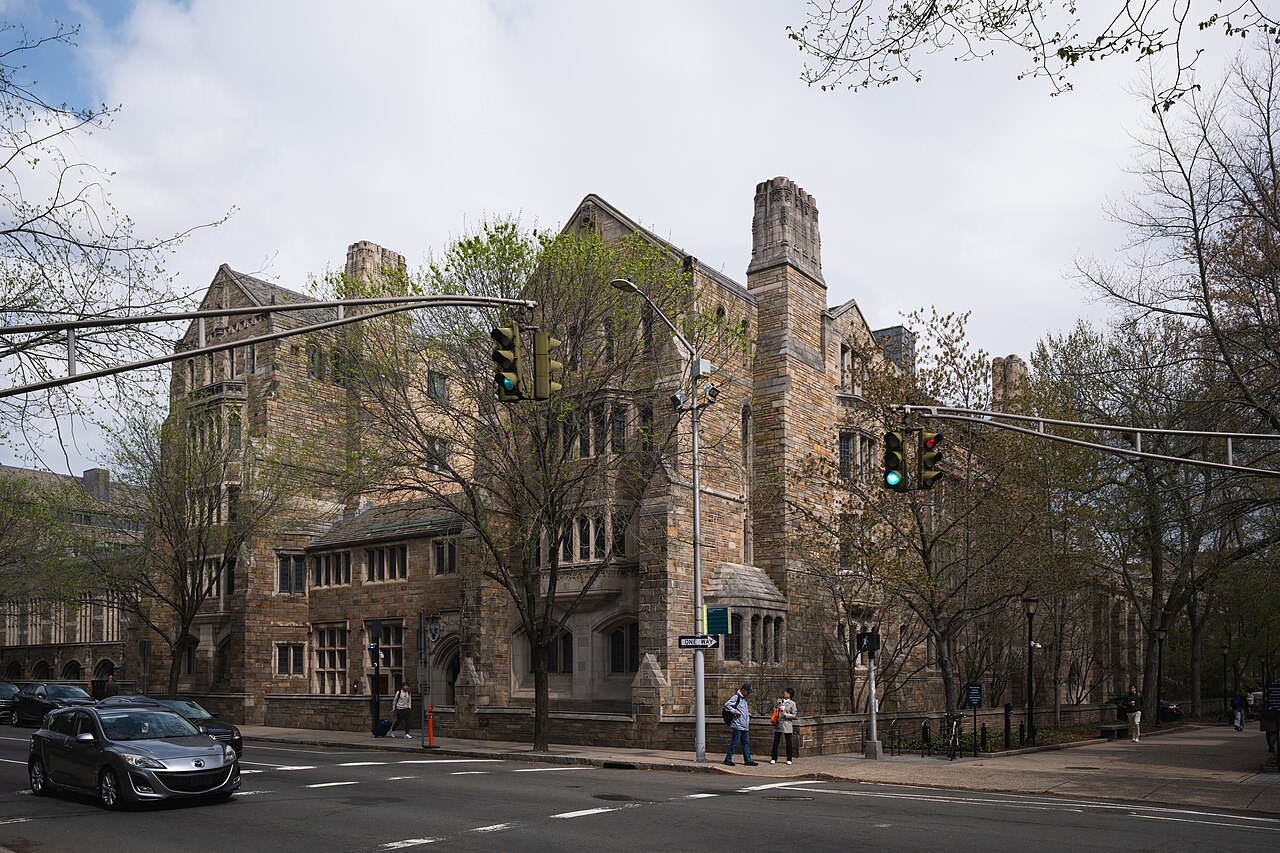 La Sterling Memorial Library de l’Université Yale à New Haven, dans le Connecticut, le 20 avril 2026, vue depuis les rues Elm et High. Elle situe l’université que Kathryn Slanski rejoignit en 2004