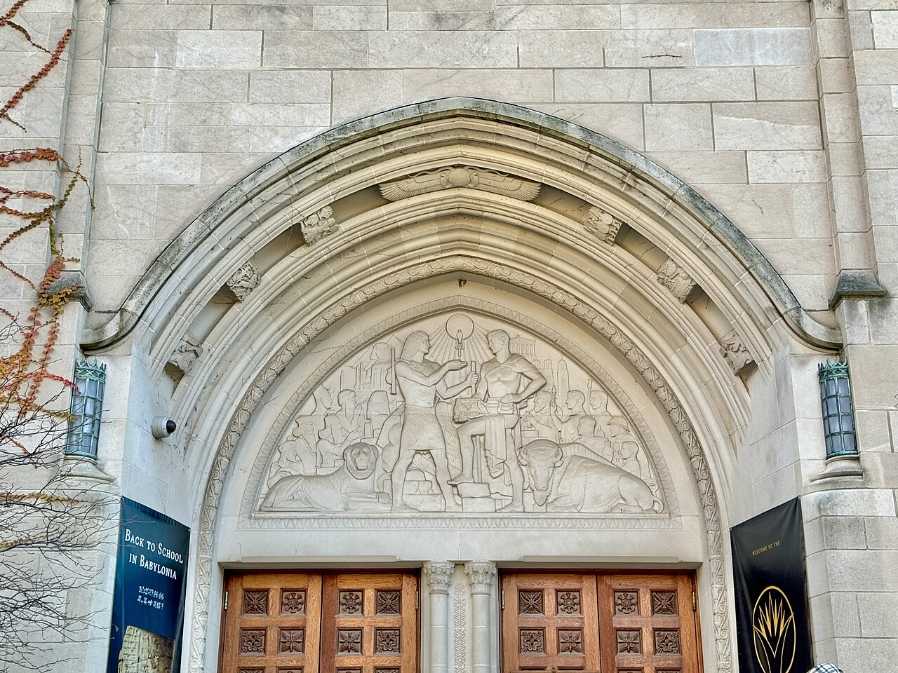 Détail de l’entrée et du relief architectural moderne de l’Institute for the Study of Ancient Cultures de l’Université de Chicago, le 11 novembre 2023. L’institut s’installa dans ce bâtiment en 1931 ; les travaux d’Ignace J. Gelb étaient liés à l’établissement depuis 1929. Le relief appartient à l’architecture du XXe siècle