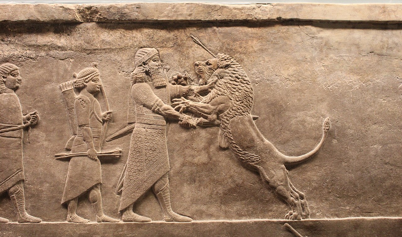 آشوربانيبال يطعن أسداً في نقش من القصر الشمالي بنينوى، نحو 645–635 ق.م، محفوظ بالمتحف البريطاني. يحيط بالملك خدمه في مشهد من الصيد الملكي. تصوير 9 مارس 2020