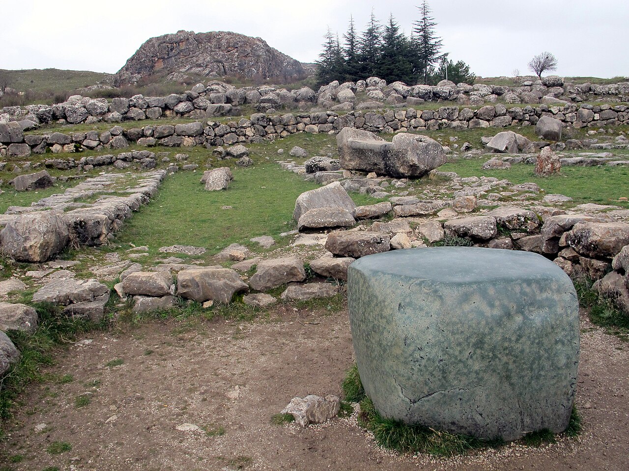 Une partie des vestiges du Grand Temple de Hattusha, capitale hittite, près de Boğazköy dans la Turquie actuelle. L’UNESCO date les vestiges du temple du XIIIe siècle avant notre ère. Photographie du 17 mars 2013, situant la ville qui conserva des recueils de rituels hittites