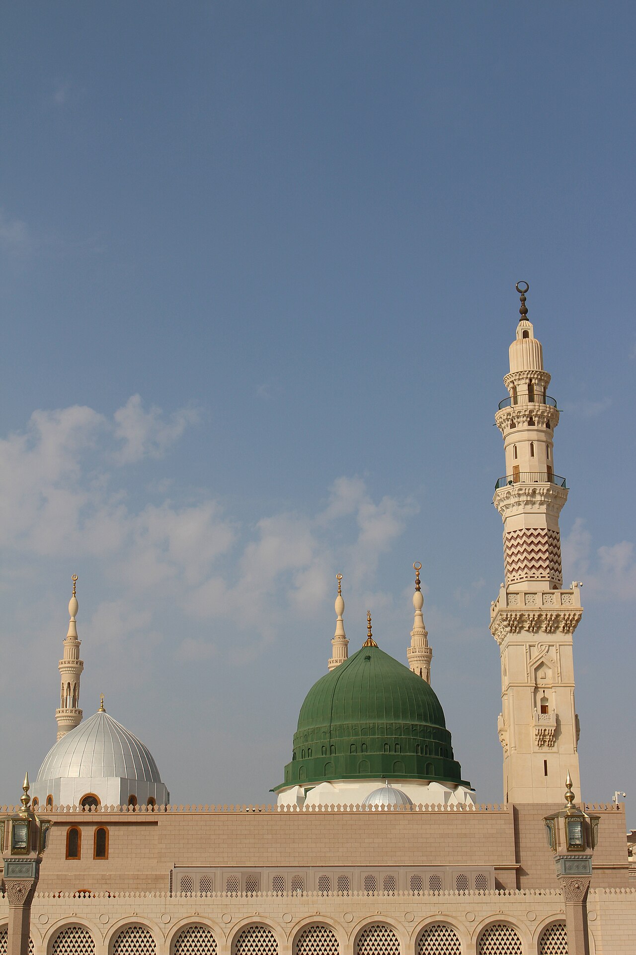 Le Dôme vert et les minarets de la mosquée du Prophète à Médine, en Arabie saoudite, le 26 novembre 2025. Cette photographie contemporaine montre une partie du lieu associé à la vie de Muhammad ; les bâtiments visibles reflètent des phases architecturales ultérieures