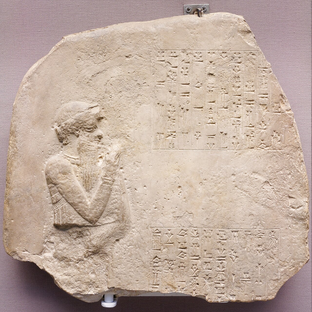 Monument votif en calcaire provenant de Sippar, représentant Hammurabi le bras gauche levé. Le British Museum le date de son règne, 1792–1750 avant notre ère ; objet 22454. Photographie de Marie-Lan Nguyen, 2012