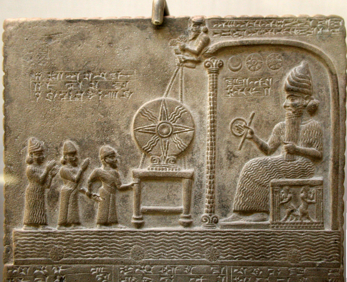 Relief au sommet de la Tablette du dieu-soleil de Sippar, du IXe siècle avant notre ère. Shamash siège devant un disque solaire ; un roi babylonien et deux figures intermédiaires se tiennent à gauche. British Museum, 91000. Photographie de Prioryman, 22 janvier 2012