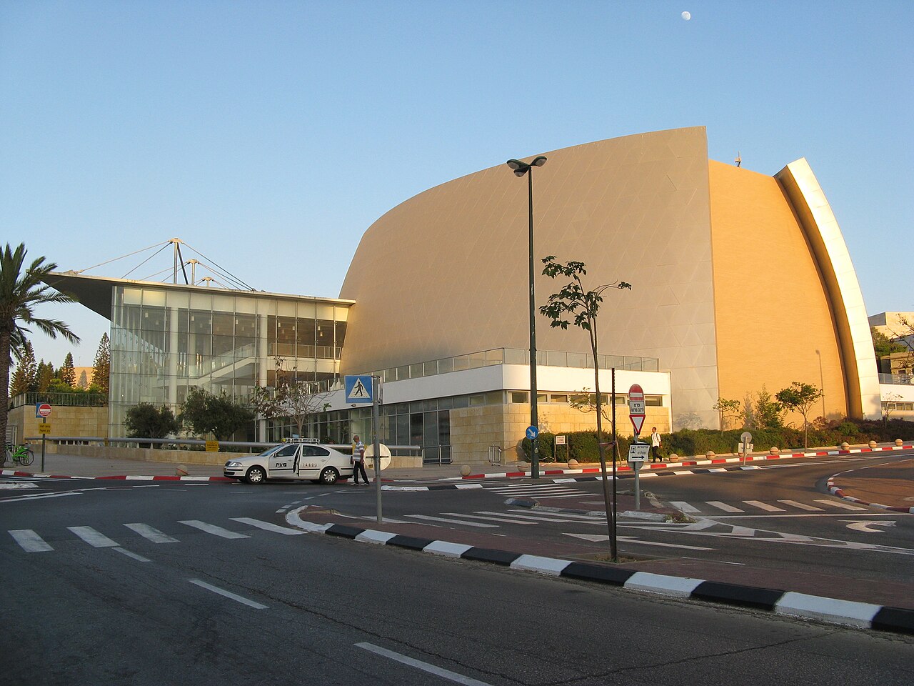 قاعة سمولارز في جامعة تل أبيب، 30 يونيو 2012. صورة لسياق الجامعة المرتبطة بعمل أمير جيلان؛ ليست مبنى قسمه أو صورة له