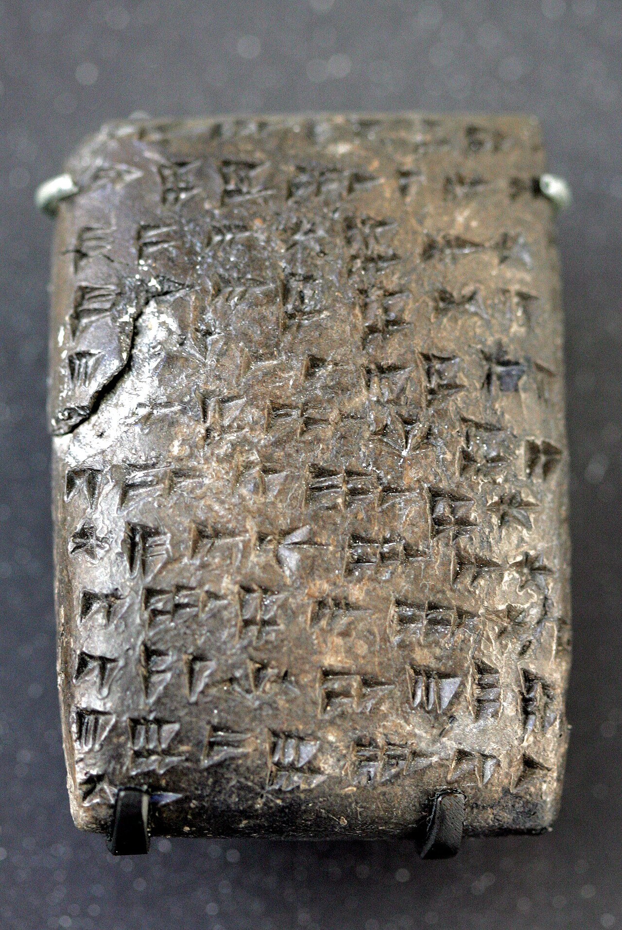 Tablette d’incantation hourrite de Ras Shamra, vers 1400–1200 avant notre ère, Louvre AO 12016. Rama, 20 octobre 2007. Témoin de l’usage de la langue à Ougarit,  non tablette du chant de Kumarbi