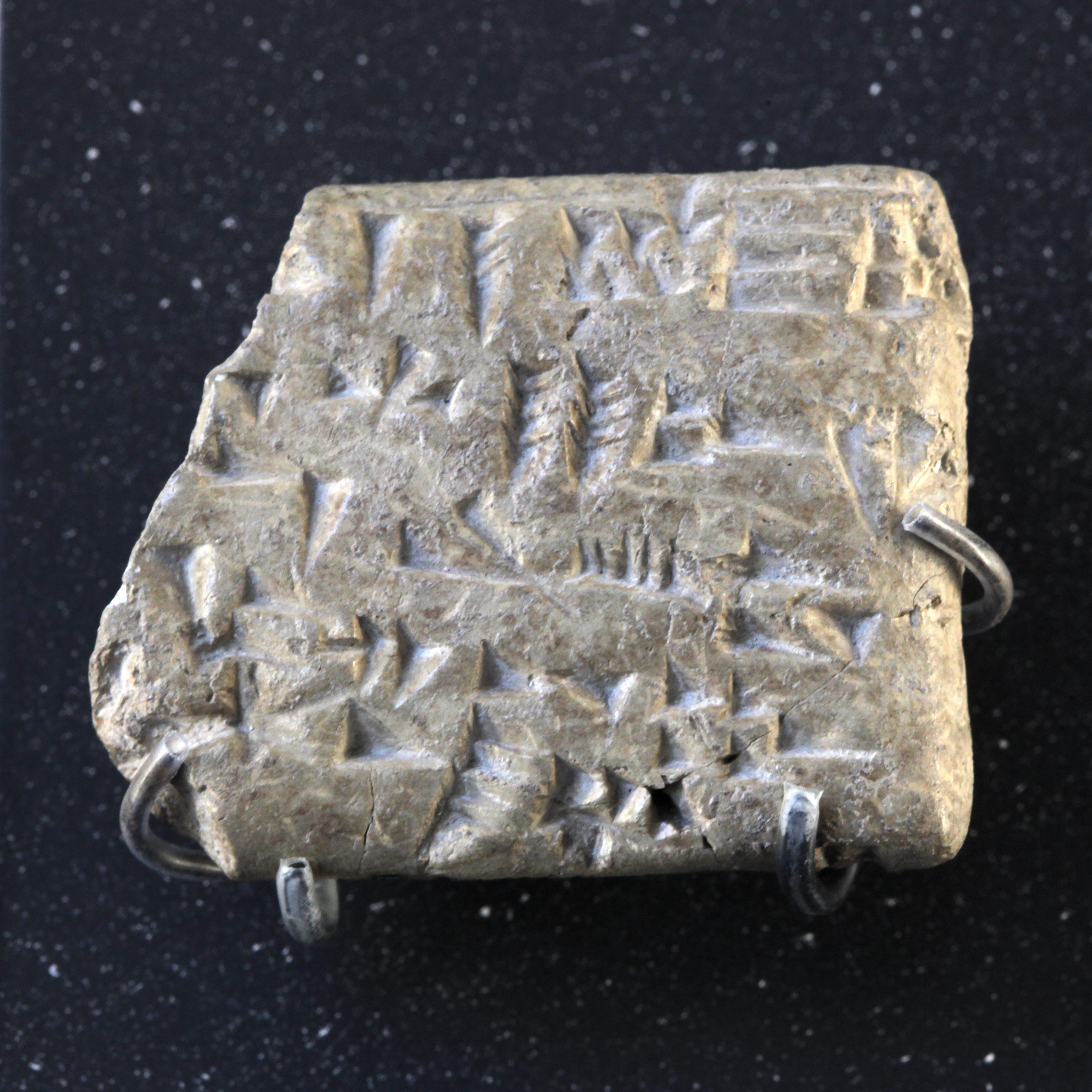Fragment portant une suite de lettres de l’alphabet ougaritique, vers 1400–1200 avant notre ère selon le catalogue du Louvre ; AO 19992. Photographie d’un témoin réel d’Ougarit