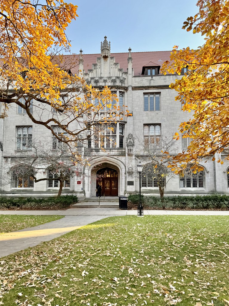 سويفت هول في جامعة شيكاغو، تصوير 2023. صورة لسياق جامعي مرتبط بعمل لوبيز رويز؛ لا تمثل صورتها الشخصية أو مكتبها