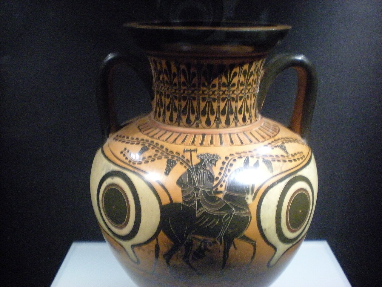 Héphaïstos revenant sur l’Olympe sur un âne, sur une coupe grecque antique au British Museum, 1836,0224.48. L’image représente le récit du retour, plutôt que l’assemblée de l’Iliade