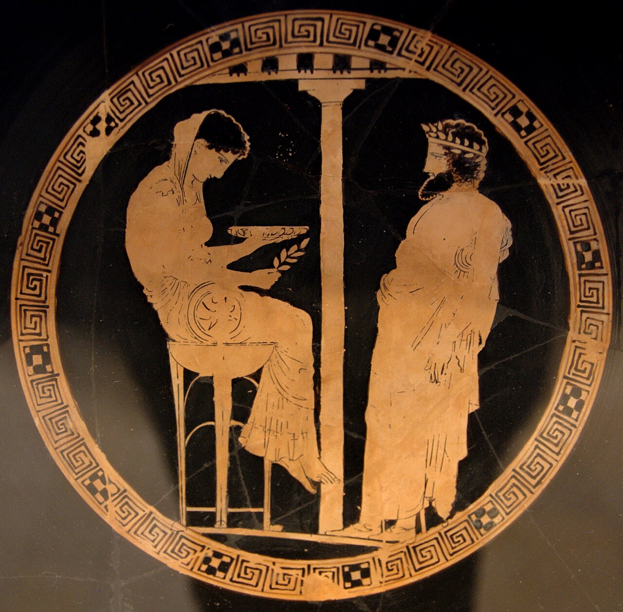 Thémis et Égée à l’intérieur d’une coupe attique, vers 440–430 avant notre ère ; Antikensammlung de Berlin, F 2538. Photographie du vase antique, plutôt que dessin moderne