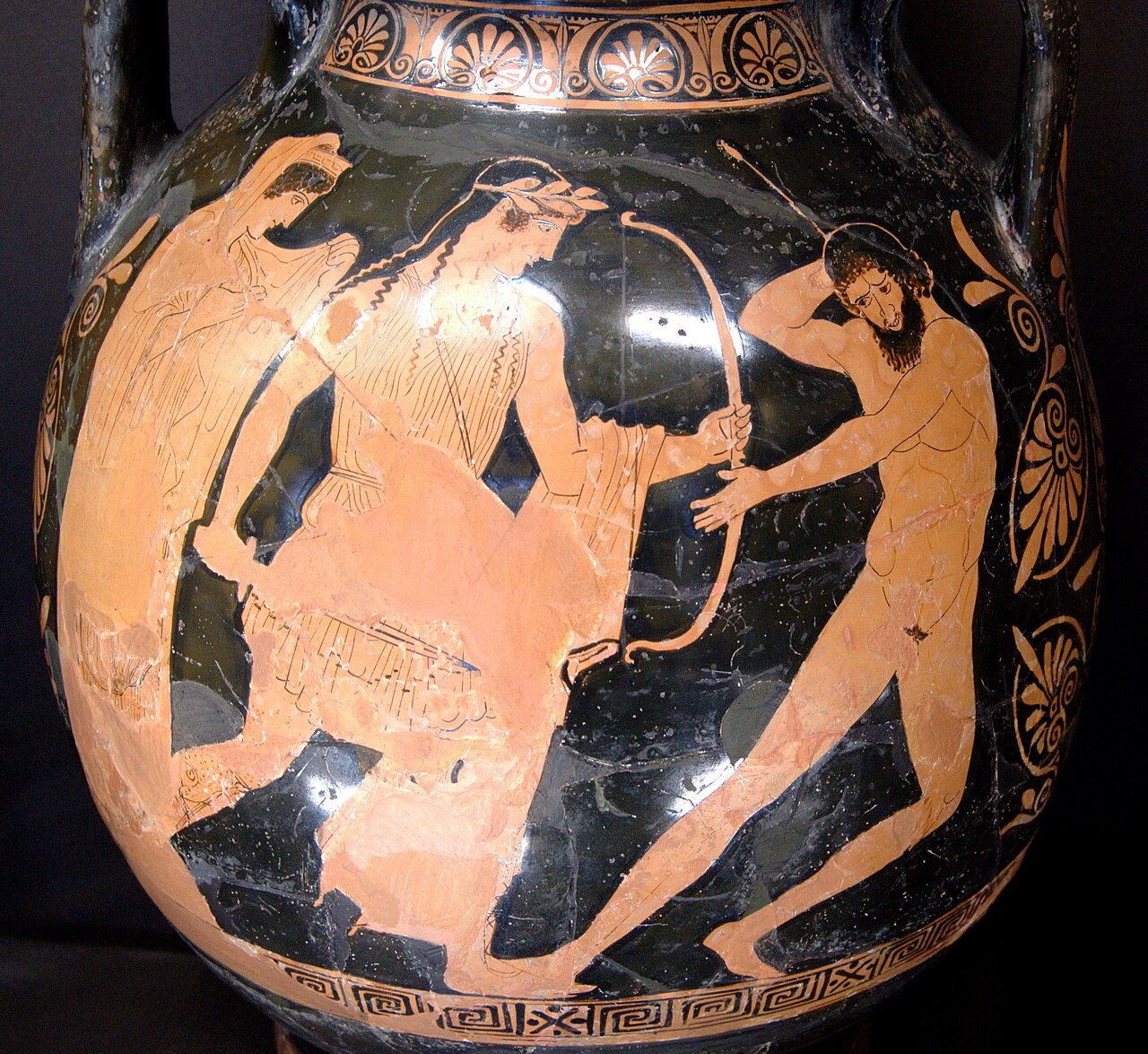 Léto, Apollon et Tityos sur un vase attique, vers 450–440 avant notre ère ; Louvre G 375, attribué à Polygnote. Image du récit de l’agression contre Léto et du châtiment de Tityos