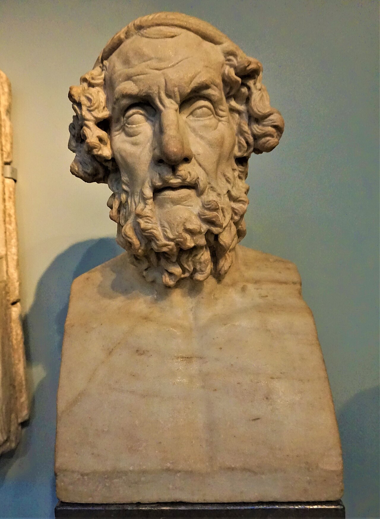 Buste romain représentant Homère, IIe siècle de notre ère ; British Museum 1805,0703.85. Effigie artistique bien postérieure aux épopées, plutôt que portrait contemporain
