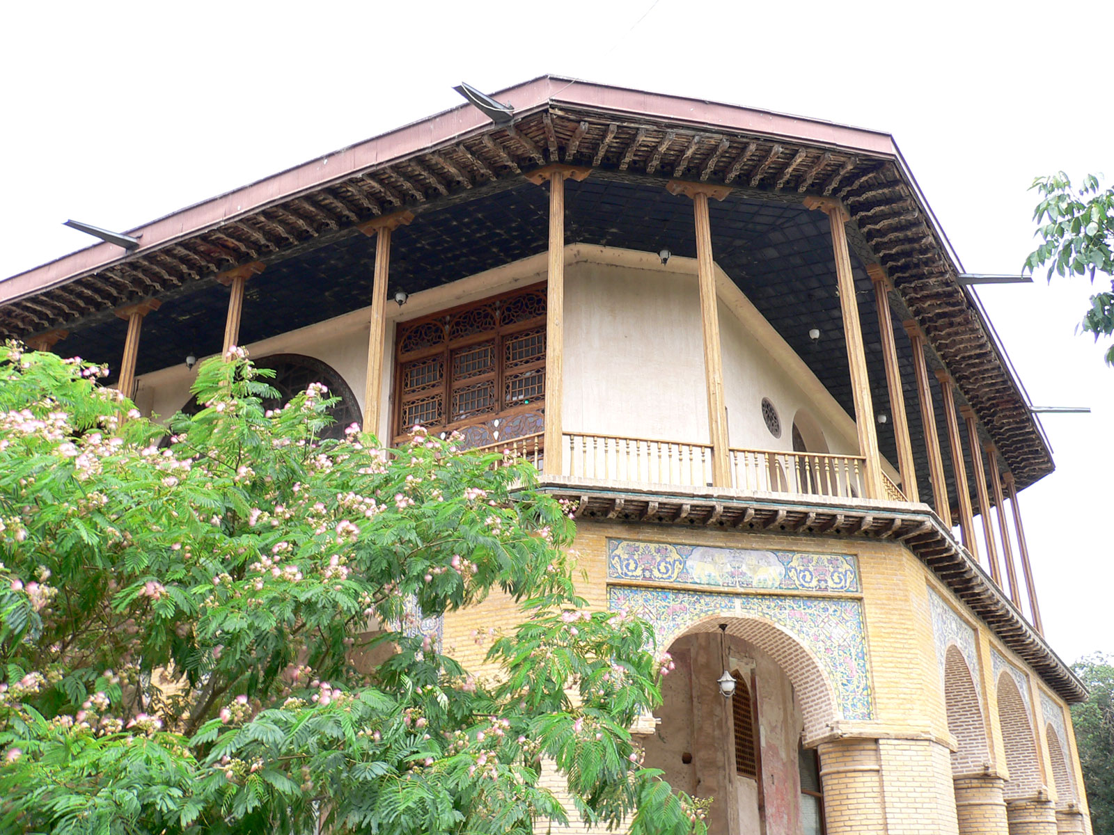The Chehel Sotun pavilion in Qazvin, in a modern photograph uploaded in 2009. The city's heritage, not a proven production site for the Falnama leaf in the study. Abtin, CC BY-SA 3.0
