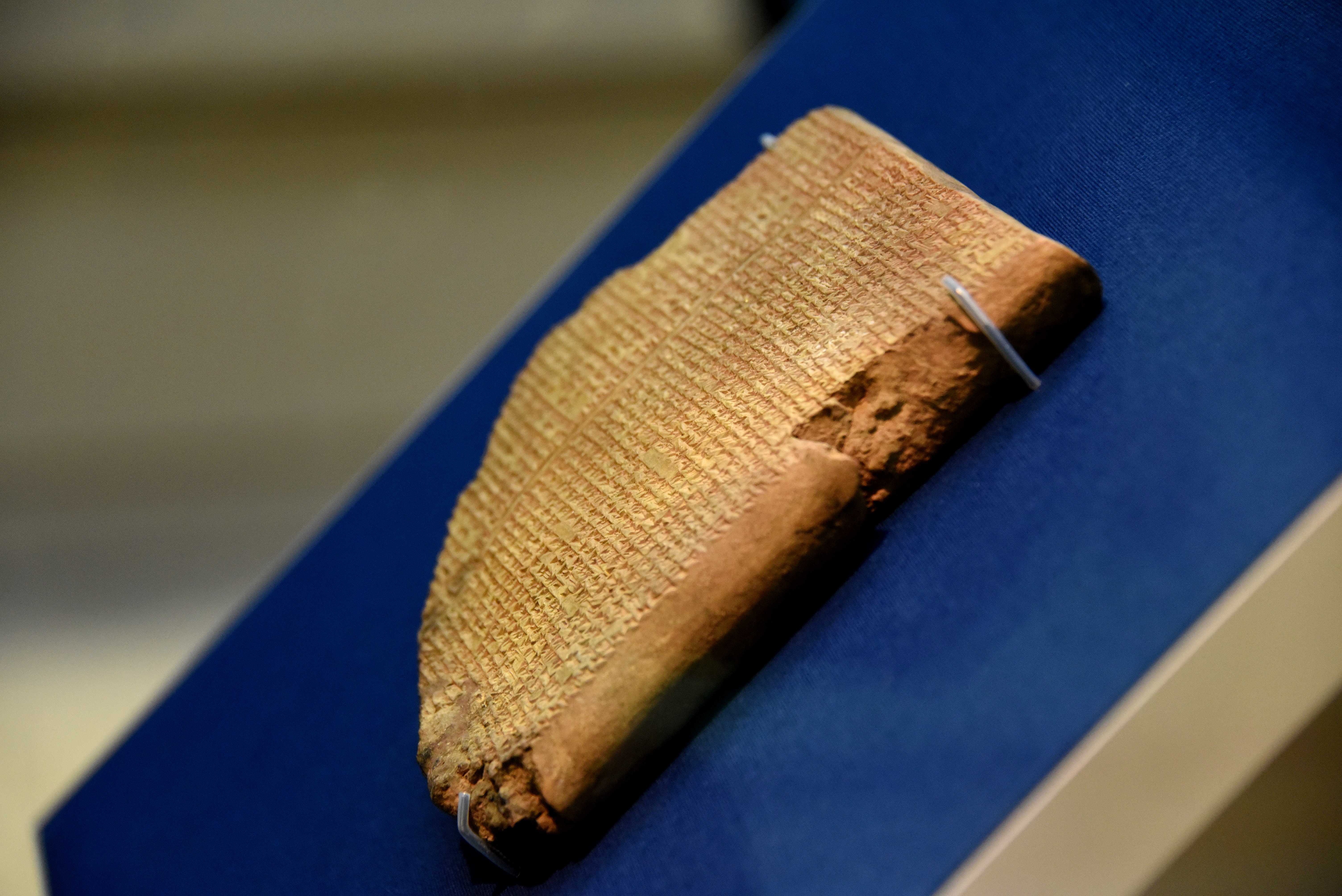 Tablette du Déluge de Gilgamesh K.3375, Ninive, VIIe siècle avant notre ère, British Museum ; photographie d’Osama Shukir Muhammed Amin, 16 mars 2016. Témoin matériel de la tablette XI : section du déluge, non lignes du serpent et de la plante, ni K.8517