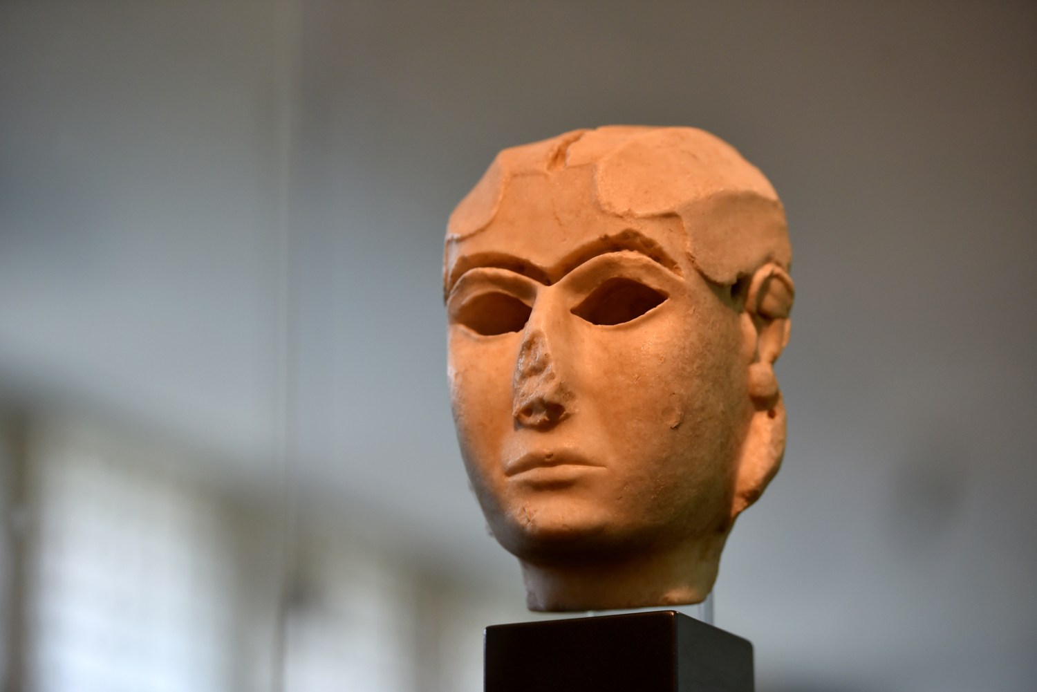 Warka Head, white marble, about 21 cm high; late fourth millennium/ca. 3000 BCE. Eye and eyebrow inlays lost. Possibly Inanna; lighting warms the stone’s colour. Iraq Museum, photo, 2019