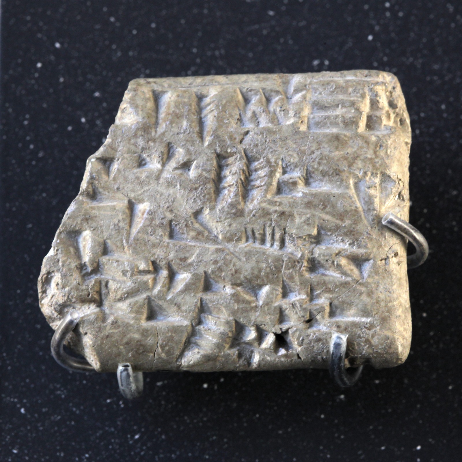 Abécédaire ougaritique incomplet, Louvre AO 19992 / RS 10.087, vers 1400–1200 selon le musée ; découvert 1938, 7 lettres manquantes. Pas le RS 12.033 complet trouvé 1948