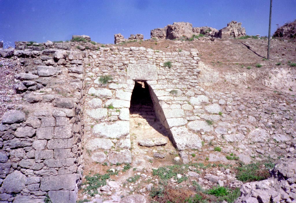 Entrance to Ugarit at Ras Shamra, near Latakia; M. Benoist, August 1989. Modern photograph of the remains, not an ancient-city reconstruction